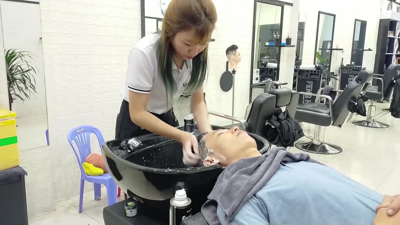 Relax with Beautiful Girl in Vietnam Babershop - Shampoo and Massage Face