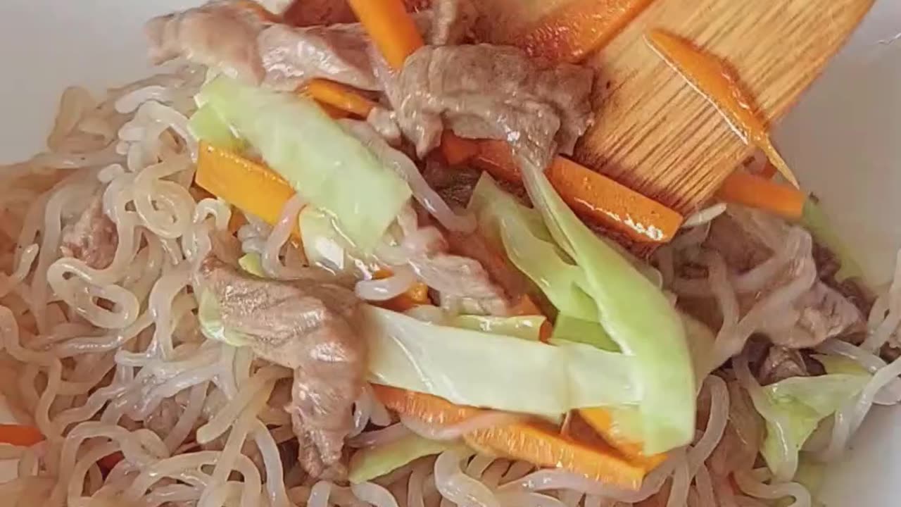 How to Make Authentic Asian Noodles. Pansit Canton. Sotanghon. Easy Quick Recipe Filipino Stir-Fried