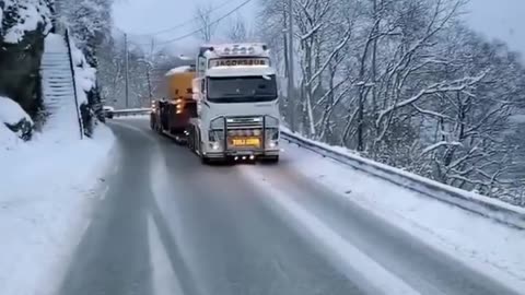 🚛 Snowy Lowboy Adventure: Heavy Excavator Shipping in Action! ❄️