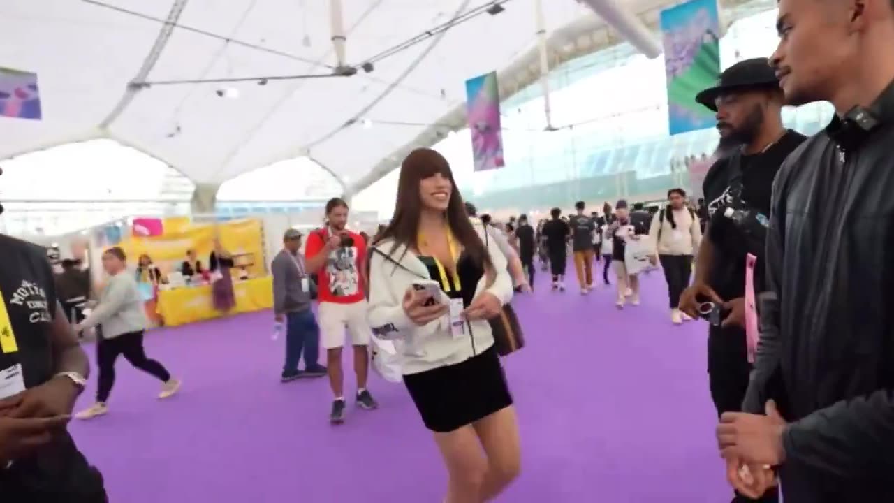 Sneako running away from trans fan at TwitchCon