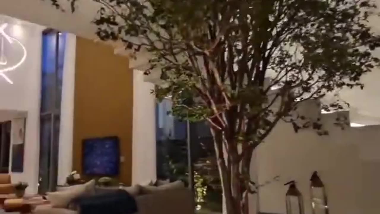 642 m2 inşaat alanına sahip olan bu villada 6 adet yatak odası var