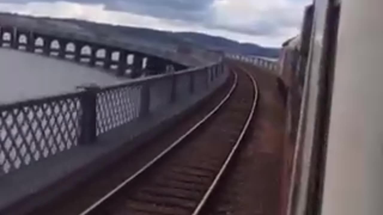 HST Train going over River Tay , Dundee