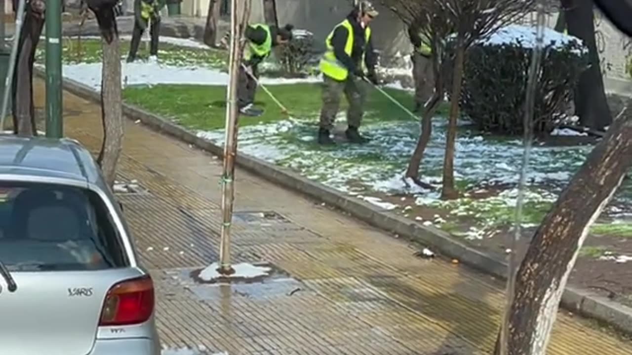 ΚΑΡΑΓΚΙΟΖ ΜΠΕΡΝΤΕ!!! Ο Μπακογιάννης προσποιείται πως έπεσε χιόνι και το «καθαρίζει»