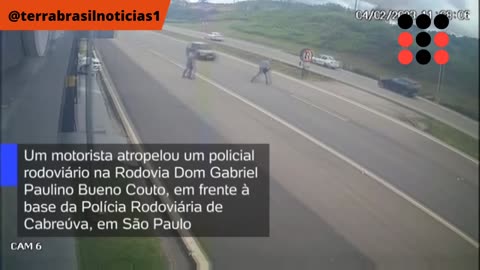 Homem descumpre ordem de parada, acelera carro, atropela policial e foge