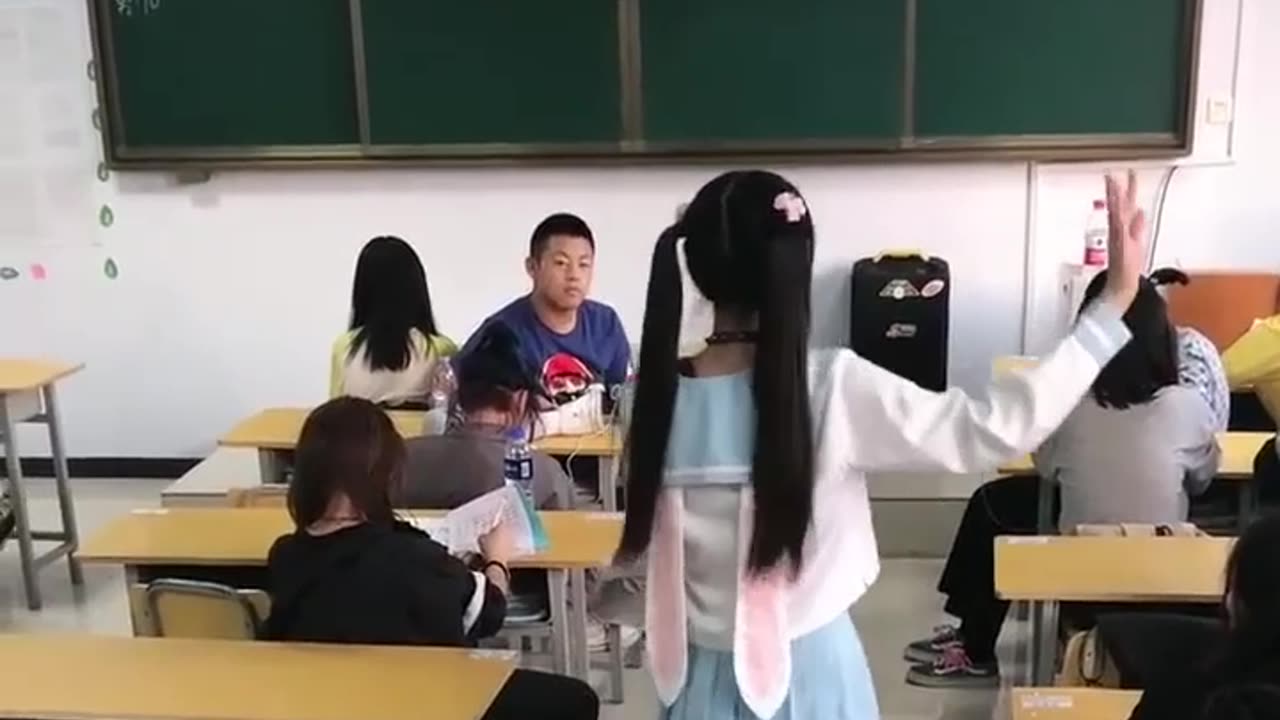 Little girl: The 16-year-old girl is dancing Daji in the classroom just as the principal comes