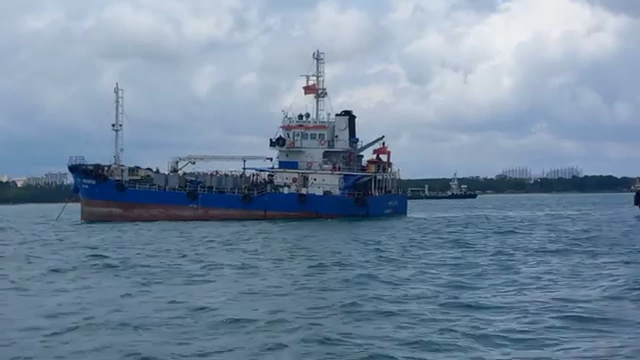 Soothing Maritime Views: Shipspotting Bunker Tanker Ships in Singapore