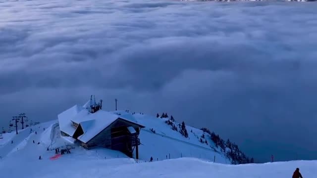 Skiing above the cloud in alaskan.!!