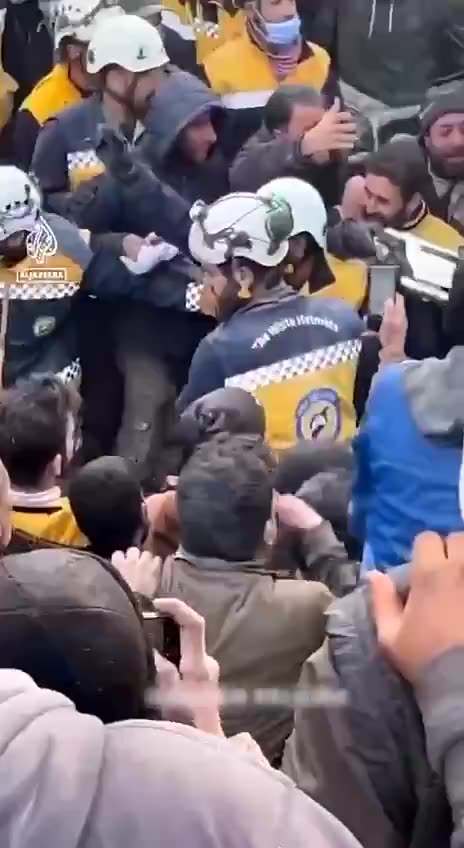 Turkey: 4 family members were rescued alive from under the rubble