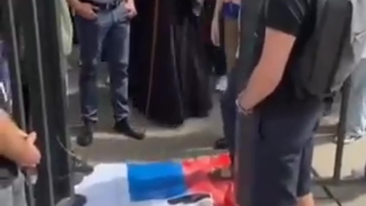 Οι Ουκρανοί αναγκάζουν ιερείς και Μητροπολίτες να πατάνε την σημαία της Ρωσίας