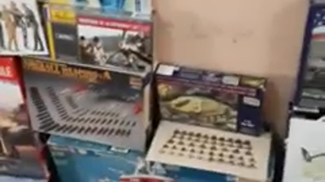 Carros de Combate, navios e aeronaves: venda de garagem em SP!!! #shorts