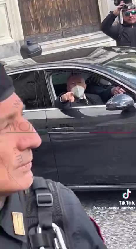 Lo disprezzano, lo insultano, lo tartassano, lo umiliano,