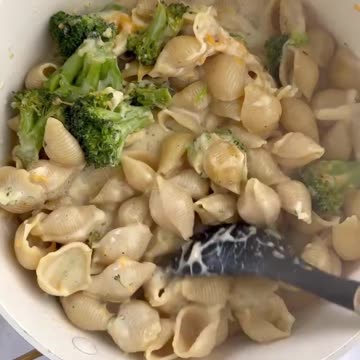 One Pot Broccoli Mac and Cheese