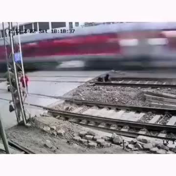 Homem escapa da. Mlorte fracao de segundo