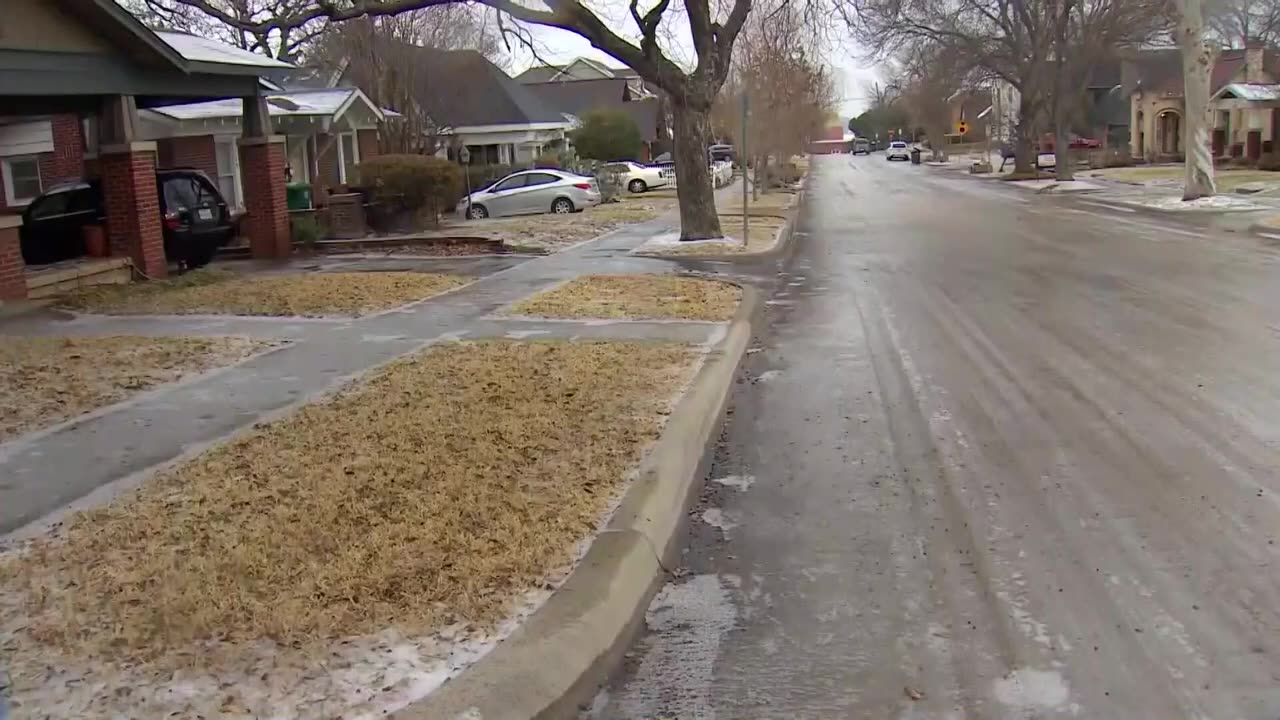 Snow and sleet coming down lightly in Tarrant County