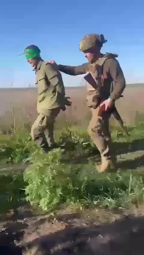 Ukrainian soldiers teach good manners to captured Russian occupiers.