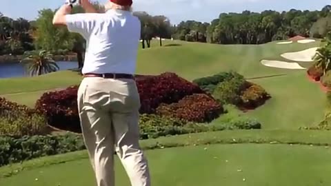 ballle de golf d'un coup à Big 🍆Mike