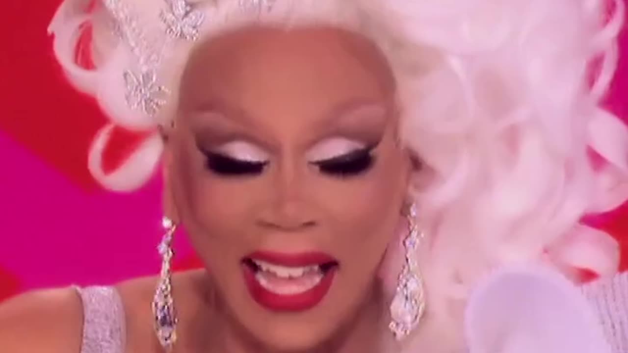 RuPaul Cracking Up For a Minute Straight 😂