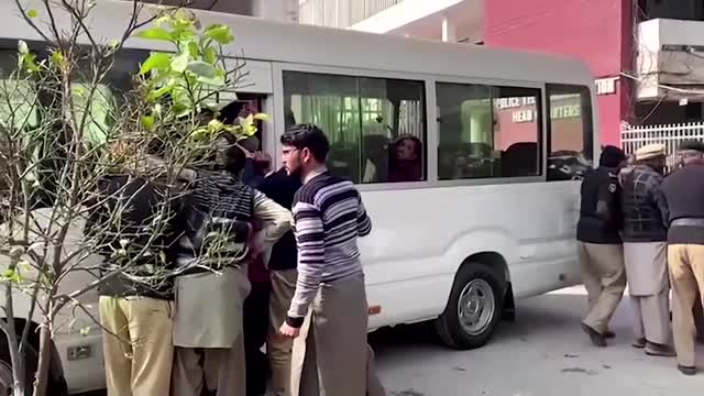 Deadly suicide bomb in Pakistan targeted police