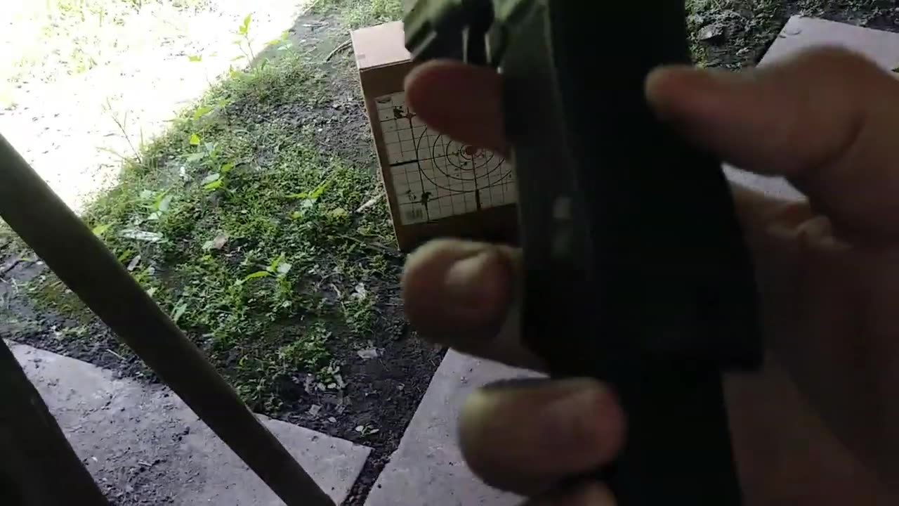 Airsoft Glock 17 Gen 4 Umarex Elite Force Using CO2 and Green Gas Magazines