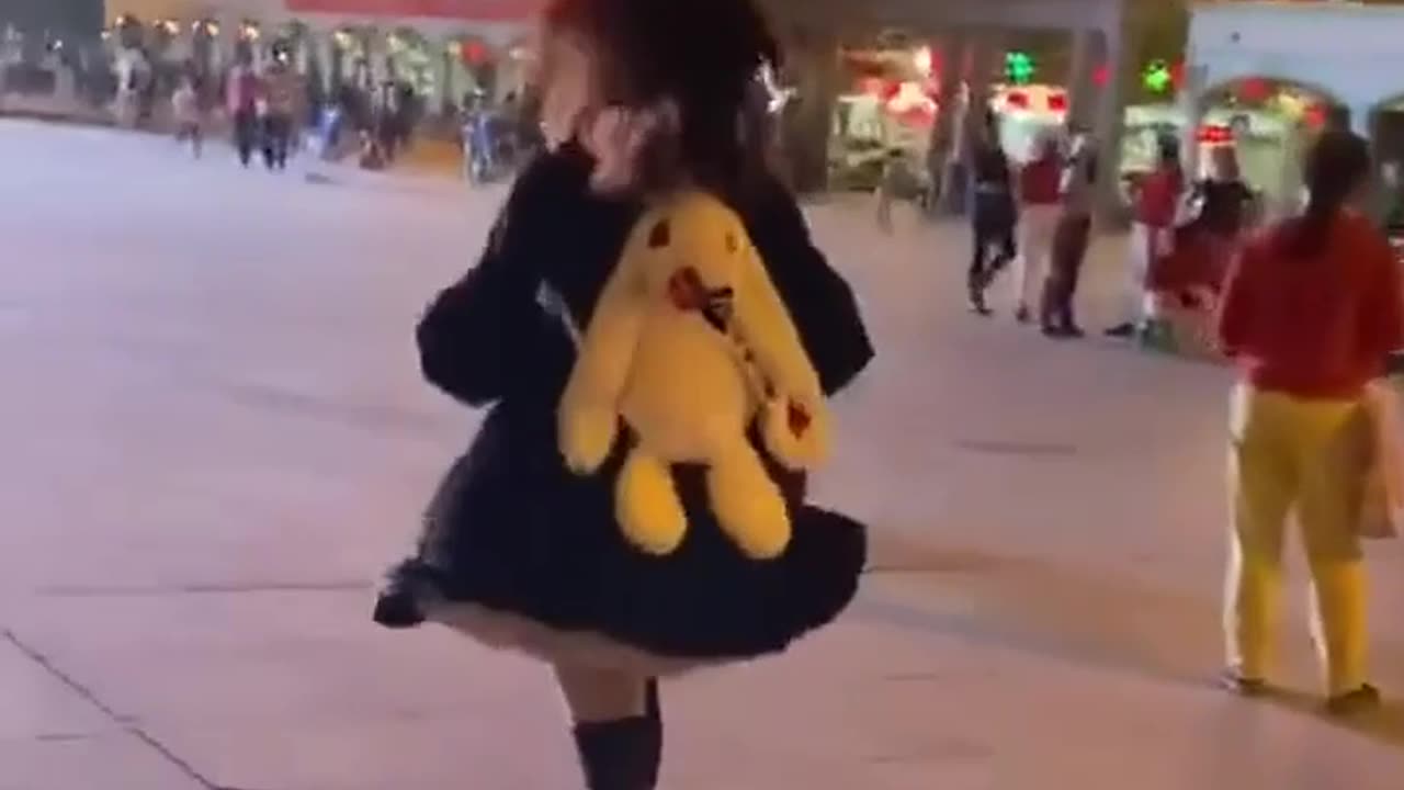 Little girl: Little sister 167 dress is going to fly