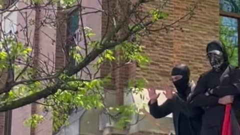 Hamas supporter makes chilling death threat hand gesture towards jews at DePaul University