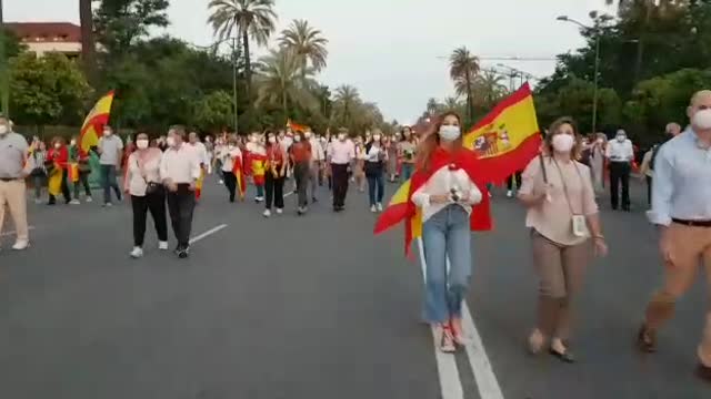 Multitudinaria cacerolada de Sevilla "Sánchez la Ruina" y pide "Gobierno a prisión" por COVID 19