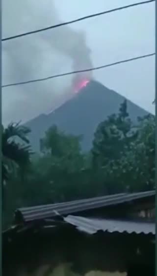 Il vulcano Karangetang ha eruttato sull'isola di ..