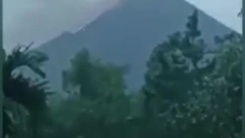 Il vulcano Karangetang ha eruttato sull'isola di ..