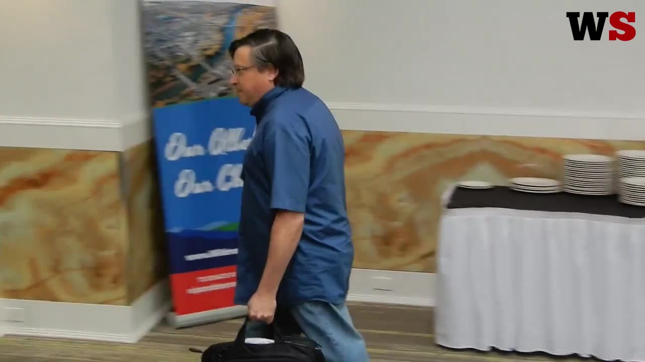 WATCH: Wildrose Independence Party president elbows AGM attendee