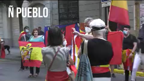 Cataluña protesta contra el Gobierno ante sede del PSC: "Sánchez asesino"