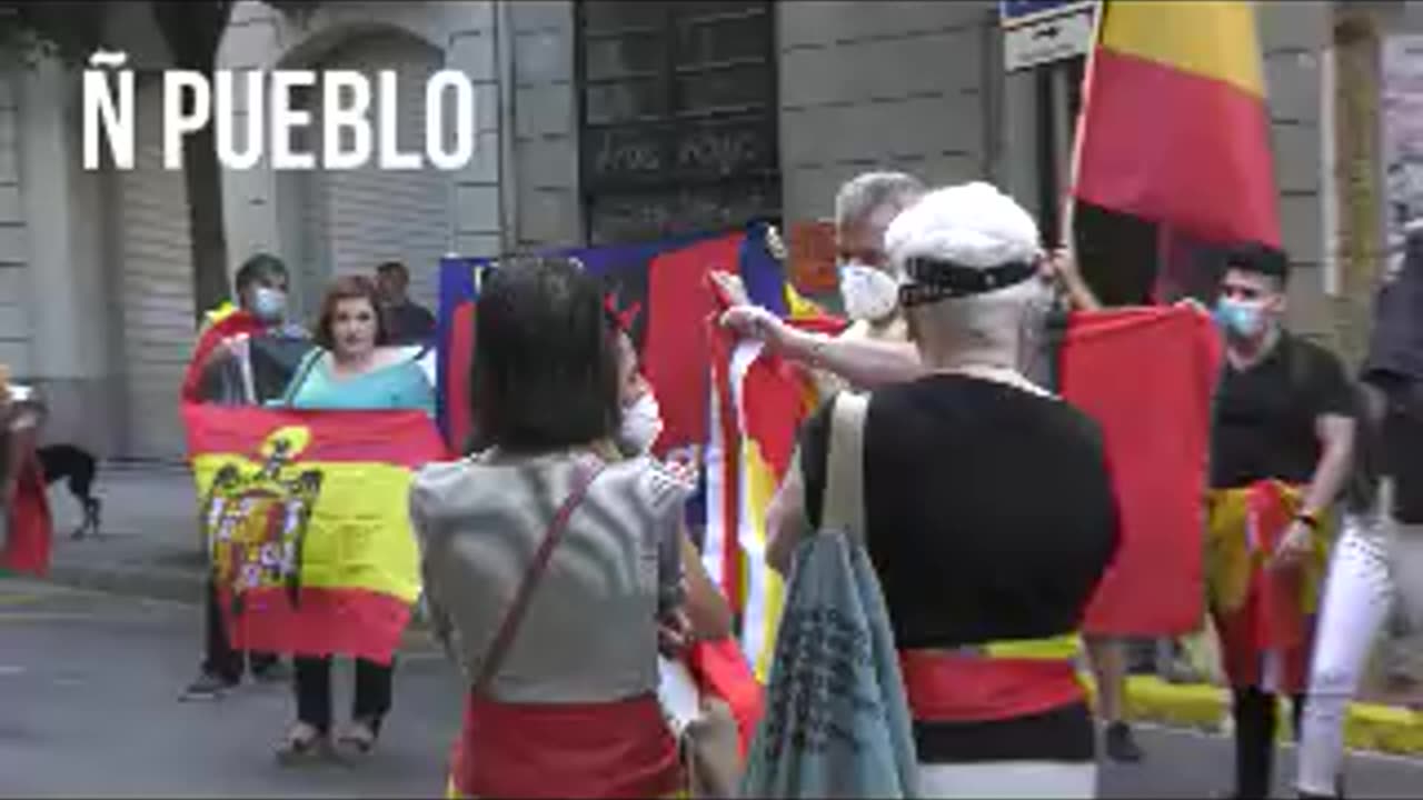 Cataluña protesta contra el Gobierno ante sede del PSC: "Sánchez asesino"