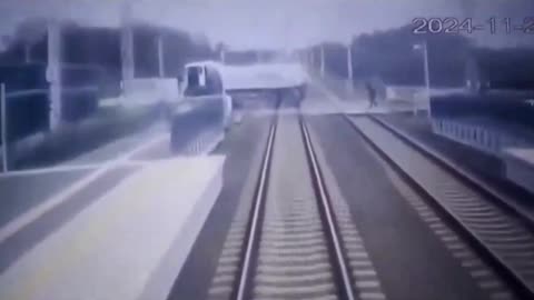 Nagranie z ostatniego głośnego wypadku na przejeździe kolejowym.