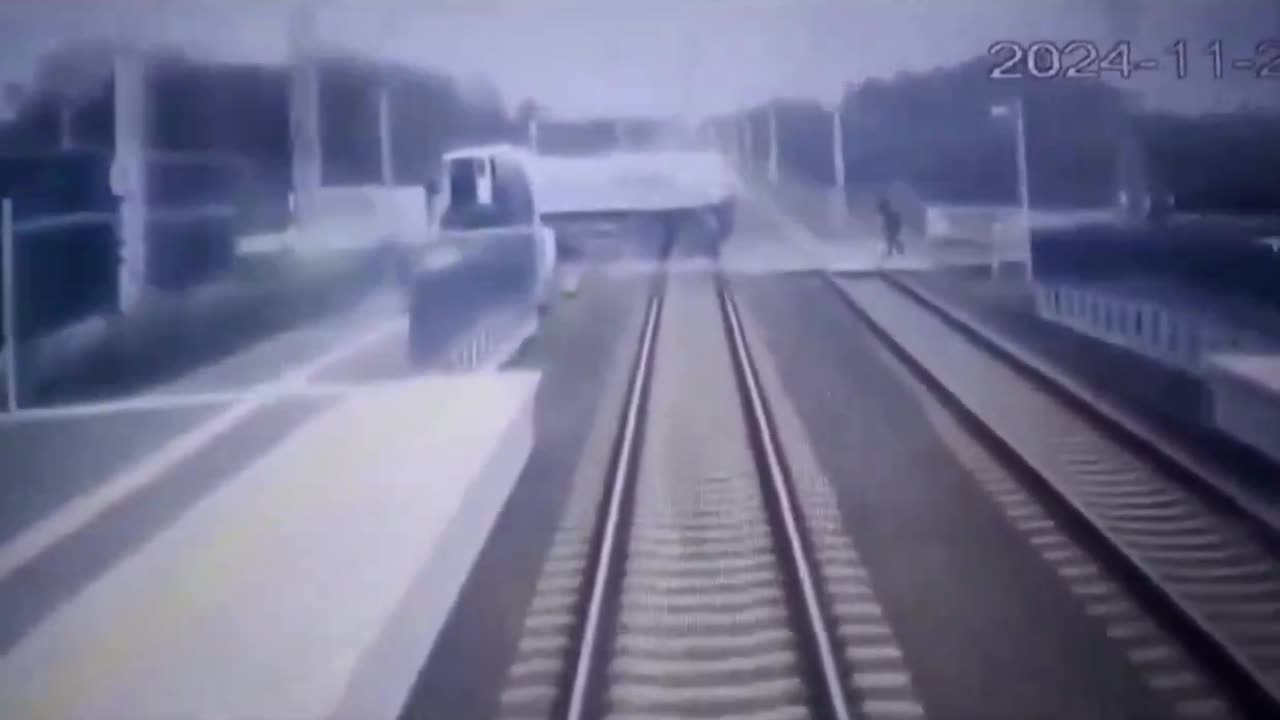 Nagranie z ostatniego głośnego wypadku na przejeździe kolejowym.