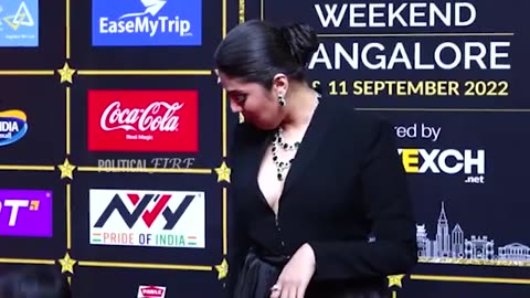 Anchor Srimukhi Uncomfortable With Her Dress At Siima Awards 2022 | Political Fire