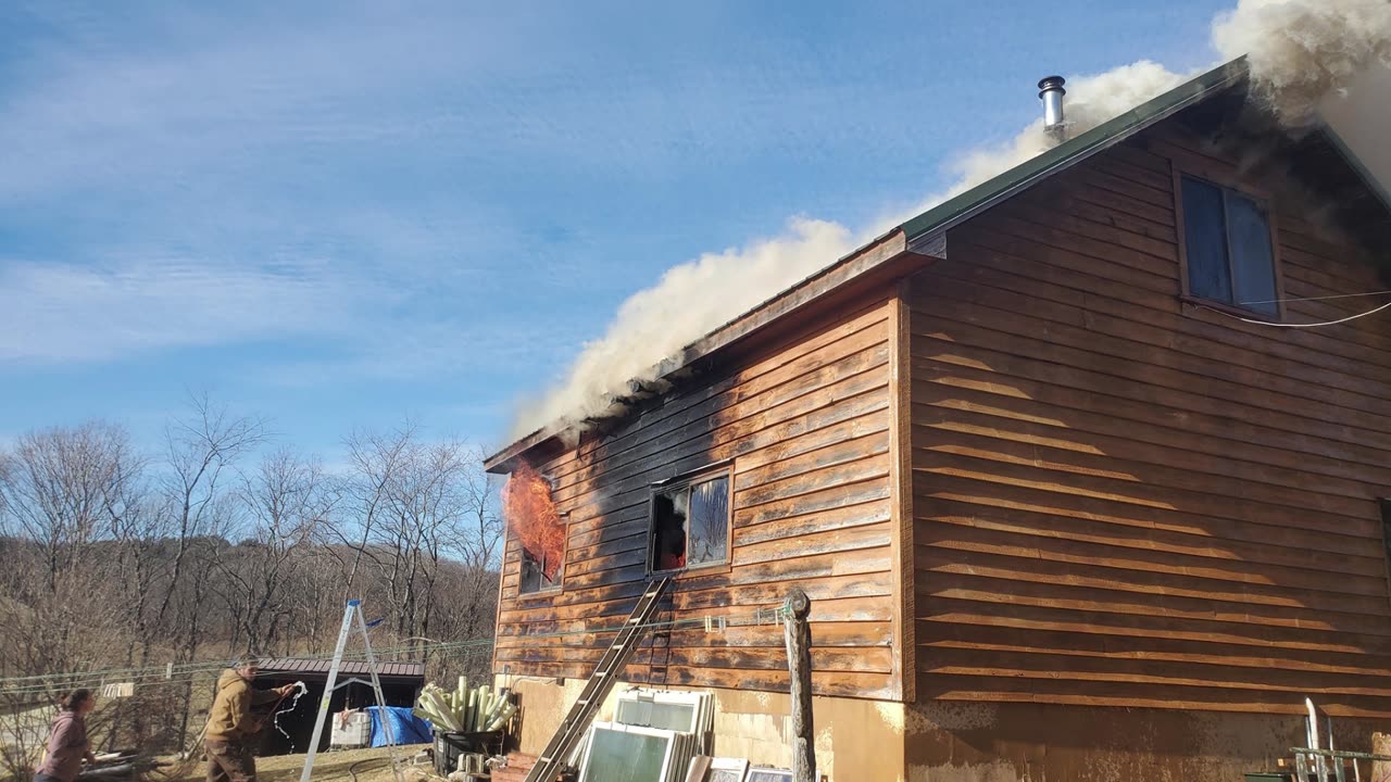 "Mysterious" fire Destroyed Family House Who sell Seeds to help people.