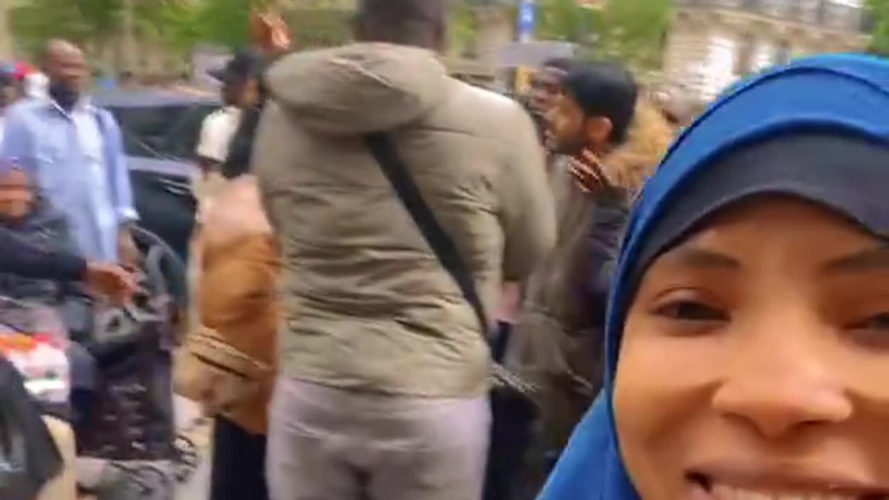 Christian preacher in Paris surrounded and threatened by a crowd of Islamic immigrants.