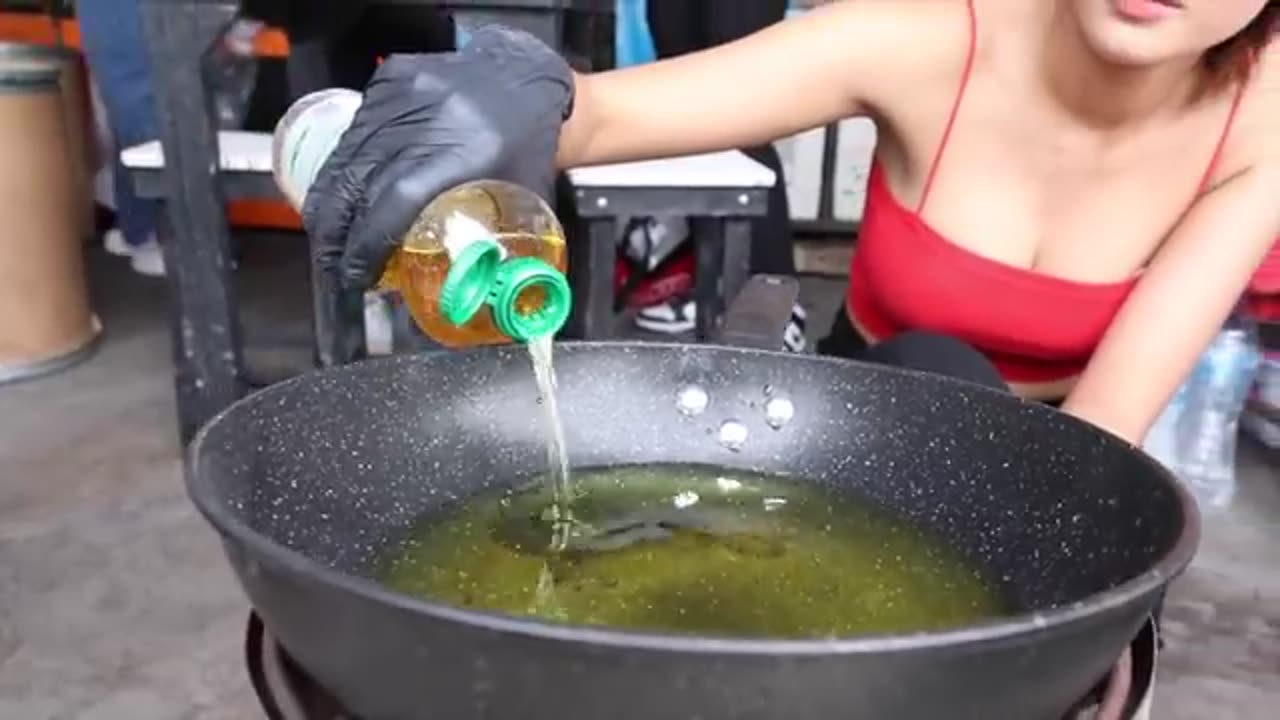 Beautiful Young Lady Makes Delicious Som Tum - Thai Street Food