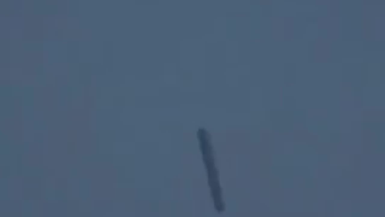 Cigar shaped UFO in Manchester England - UFO latest news - ufo cigar shaped #uap #ovni