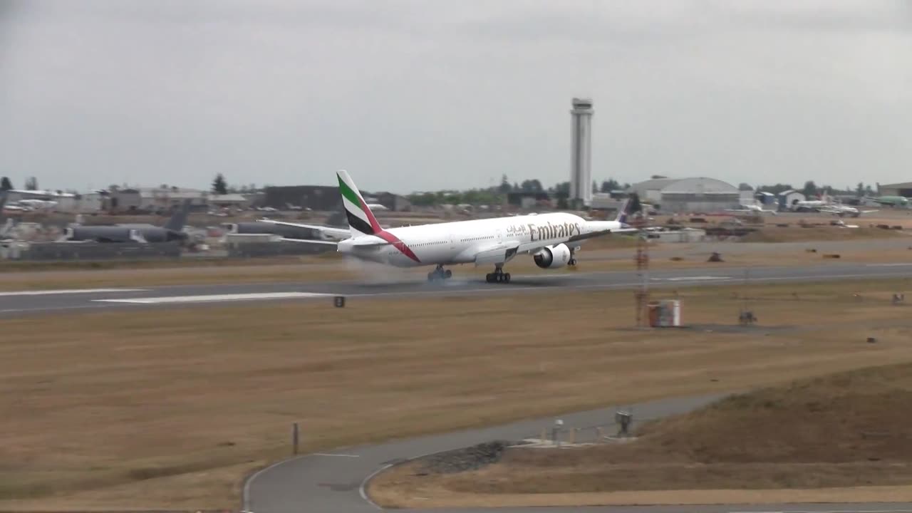 Emirates 777 landing
