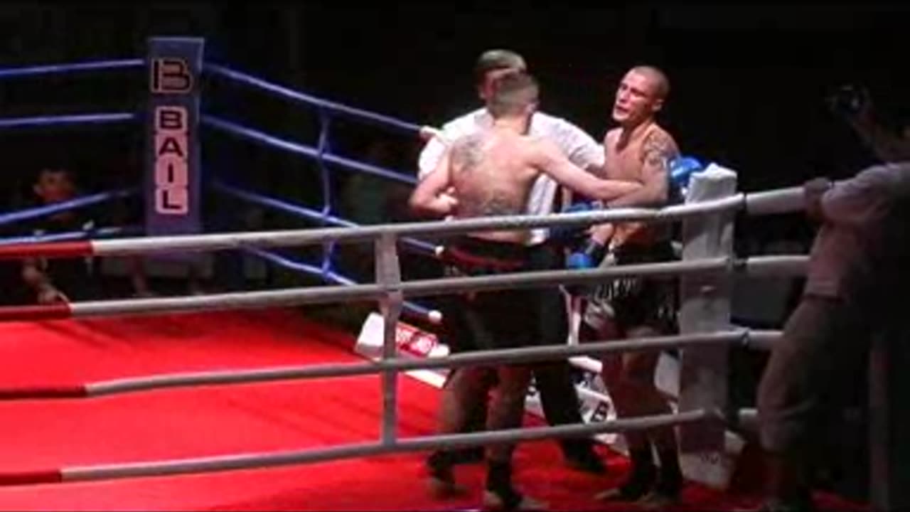 Noc Bojovníků 2008 - Thaibox - Zápas o mistra ČR v thaiském boxu - 1. část