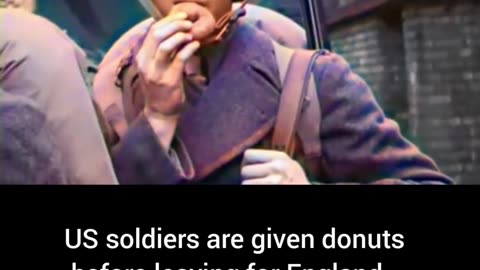 US soldiers given donuts before leaving for England heartwarming #Colourized footage🍩 🇺🇸 🛫 🎥