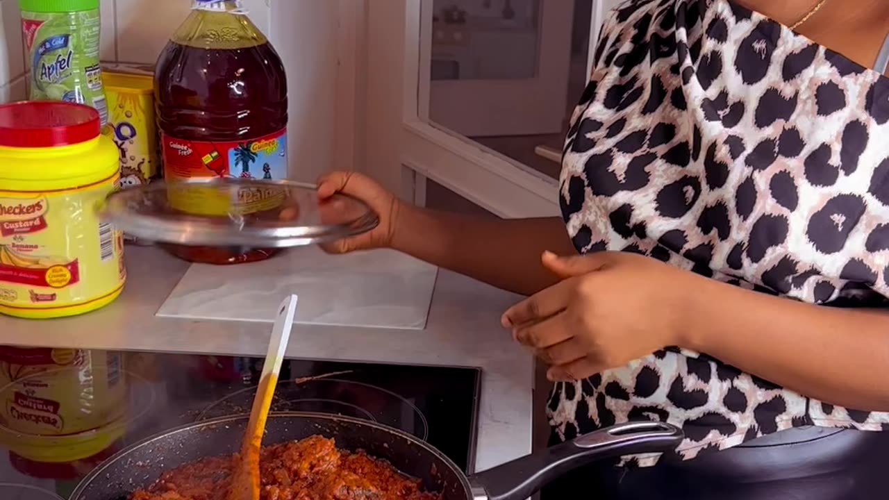 This woman is a great cook! 🧑‍🍳 cooking Nigerian tomatoes stew with chicken 😋