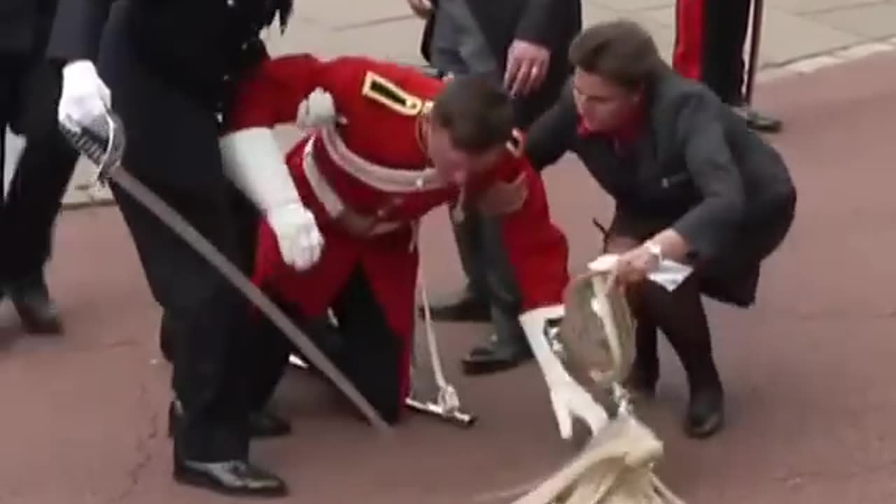 Soldier faints at Windsor castle