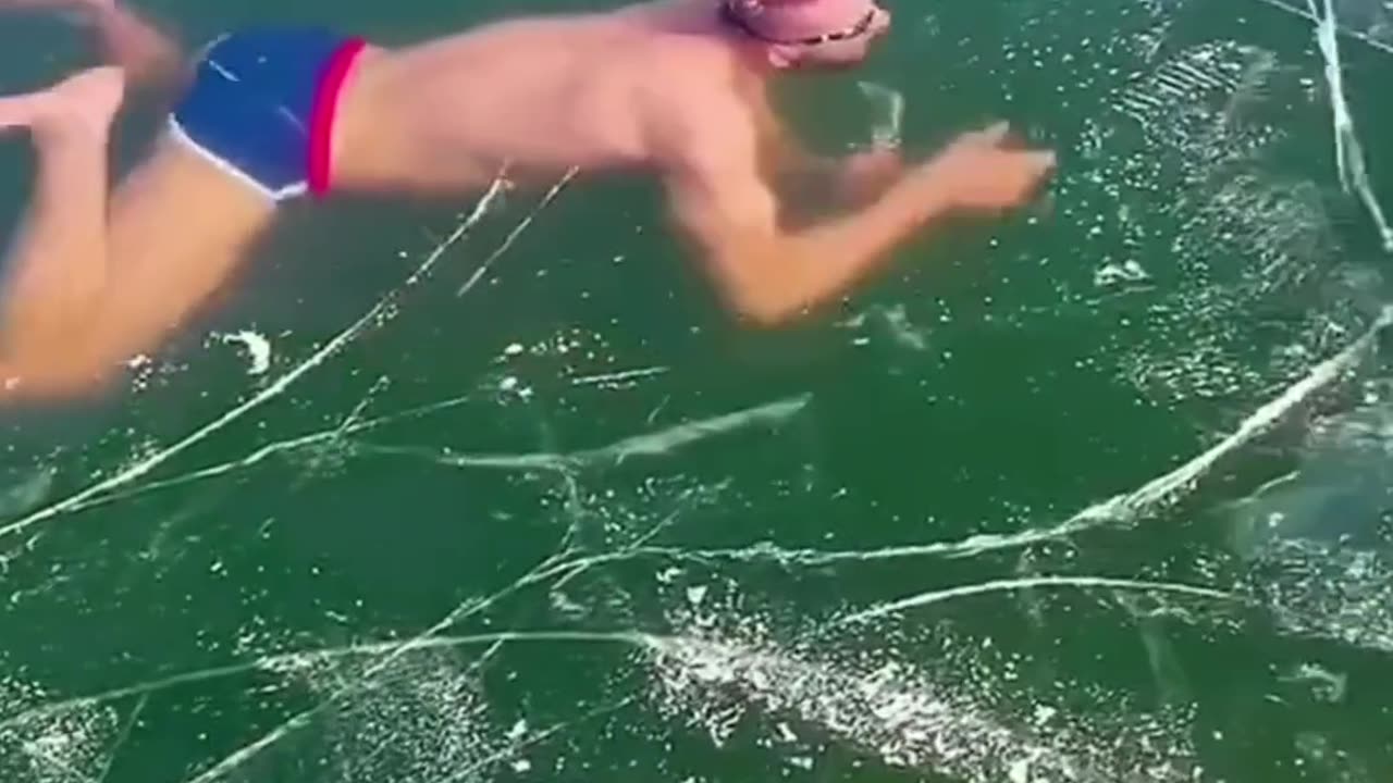 مغامرة تحت الجليد تتحول الى مفاجأة 😯