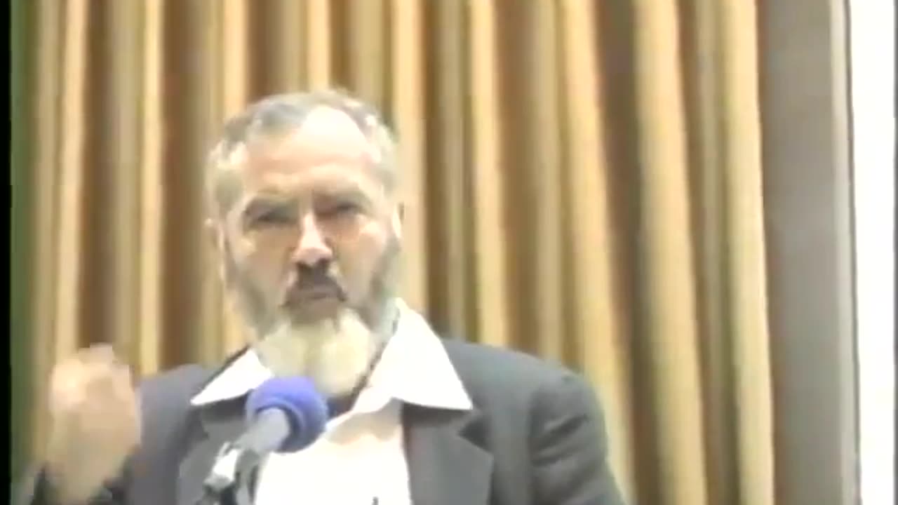 Rabbi Meir Kahane speaks after being disqualified for 1988 Knesset elections