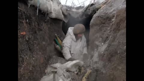 2 Ukrainian soldier defends their trench