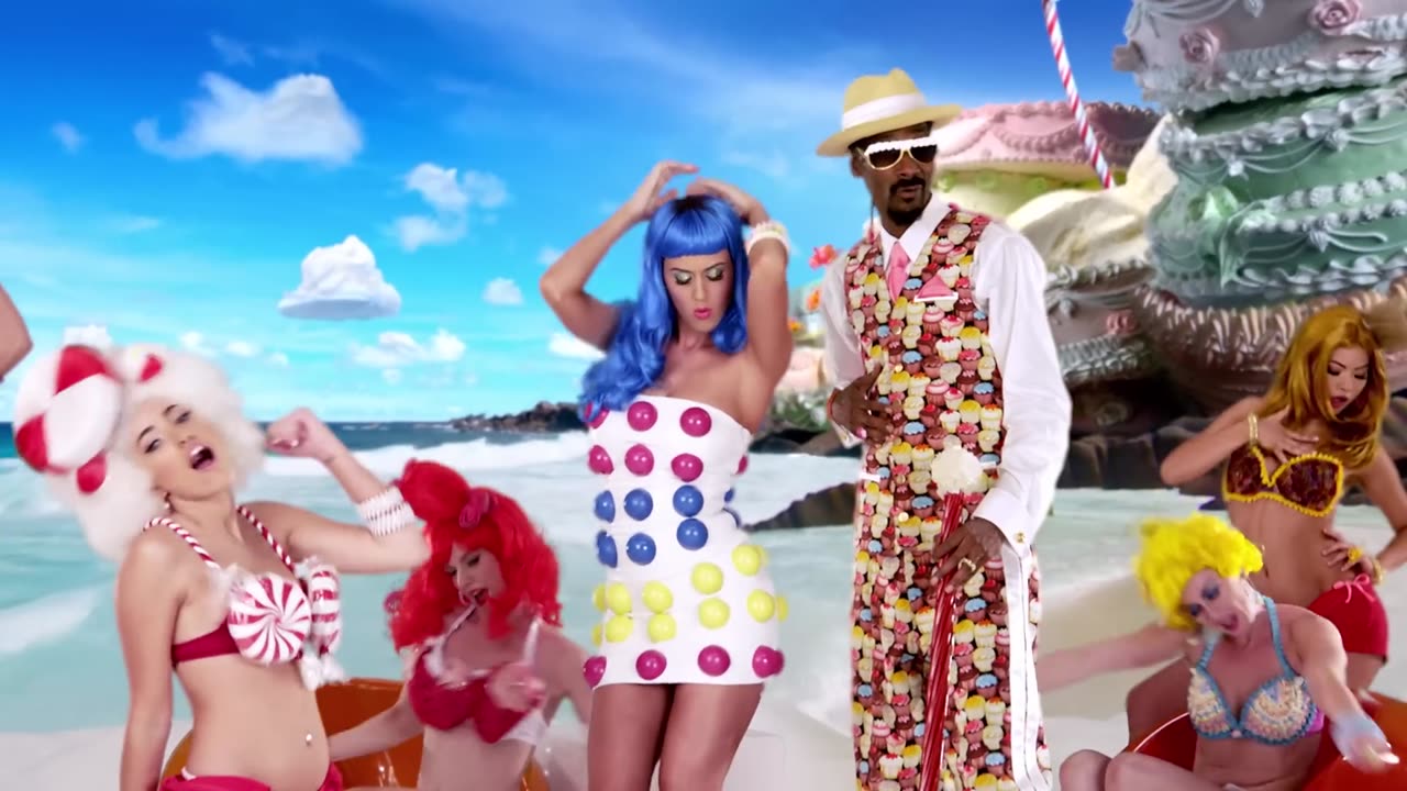 Katy Perry - California Gurls (Official Music Video) ft. Snoop Dogg