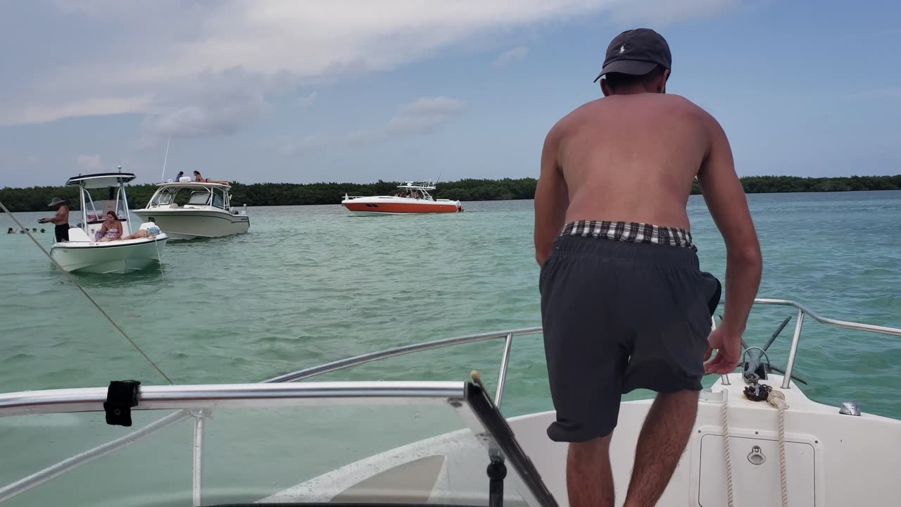 Navegando en bote por las aguas del Caribe