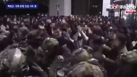 🚨🇰🇷 Protesters celebrate outside the Parliament building as the SK military withdraw.