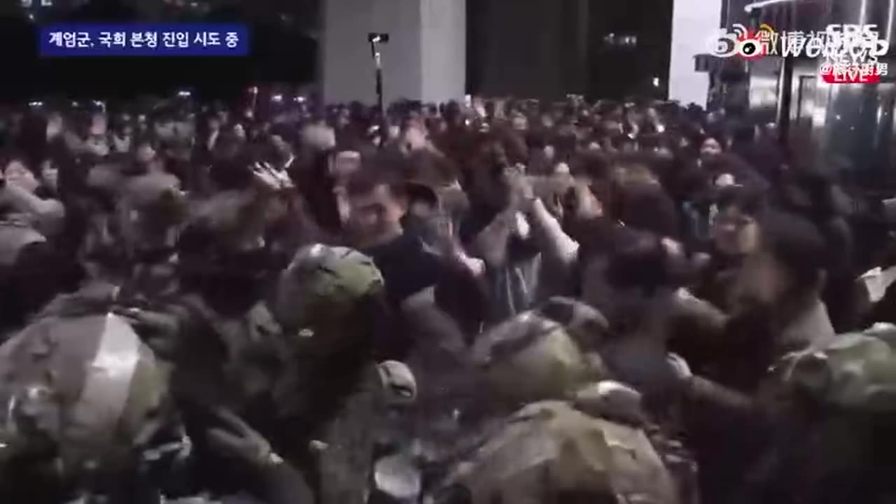 🚨🇰🇷 Protesters celebrate outside the Parliament building as the SK military withdraw.